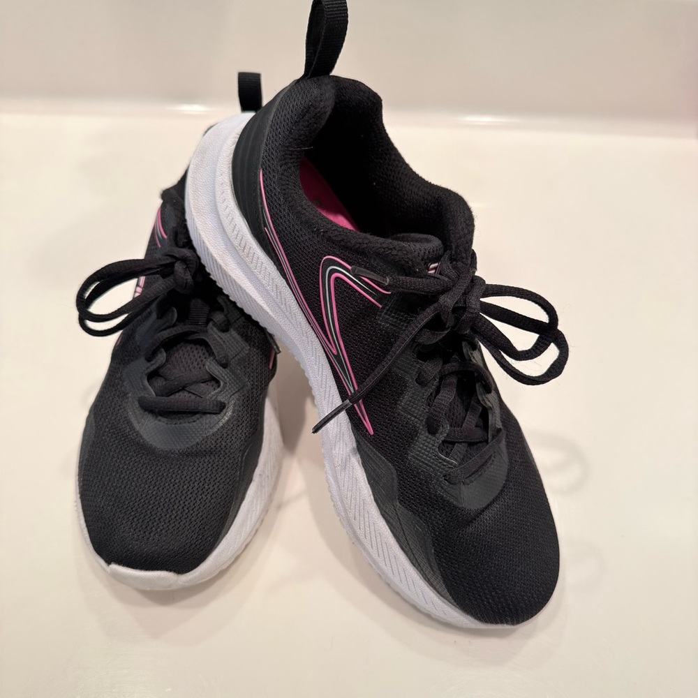 Fila Women's Black and Pink Athletic Sneakers